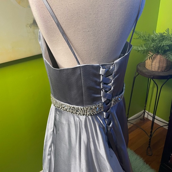 Absolutely beautiful princess dress - Picture 3 of 6